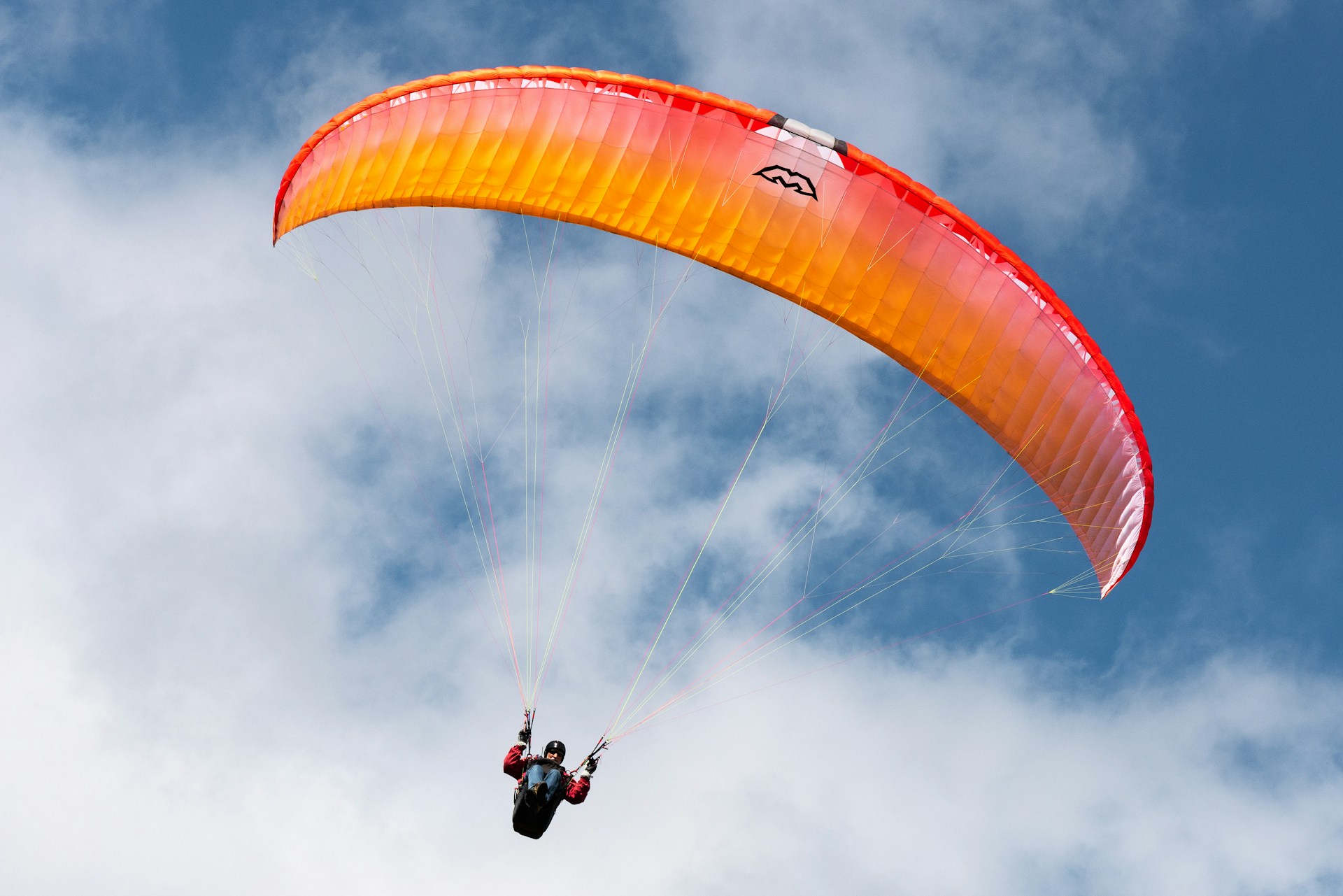 Parapendio in volo a distanza ravvicinata
